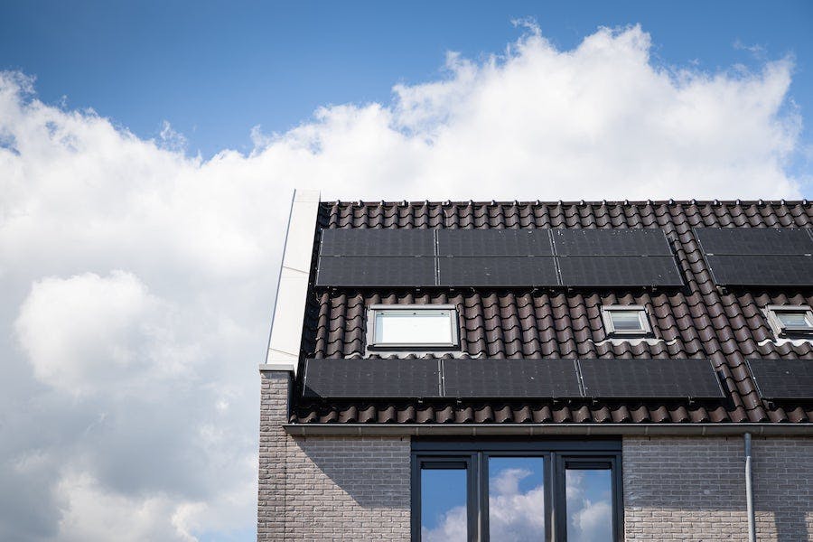 9 zonnepanelen op een dak, genoeg voor 3000 kWh
