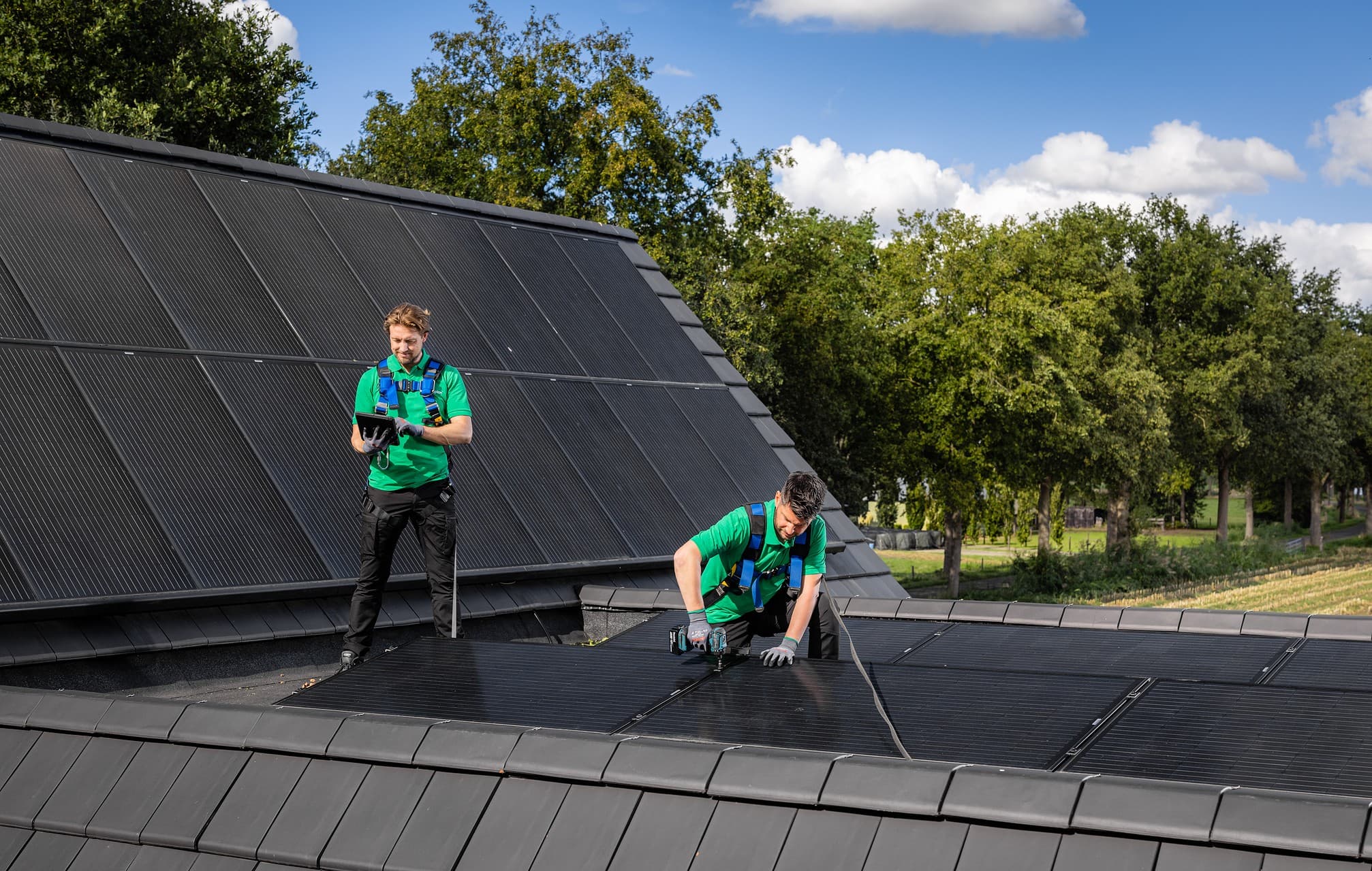 Installateurs installeren zonnepanelen