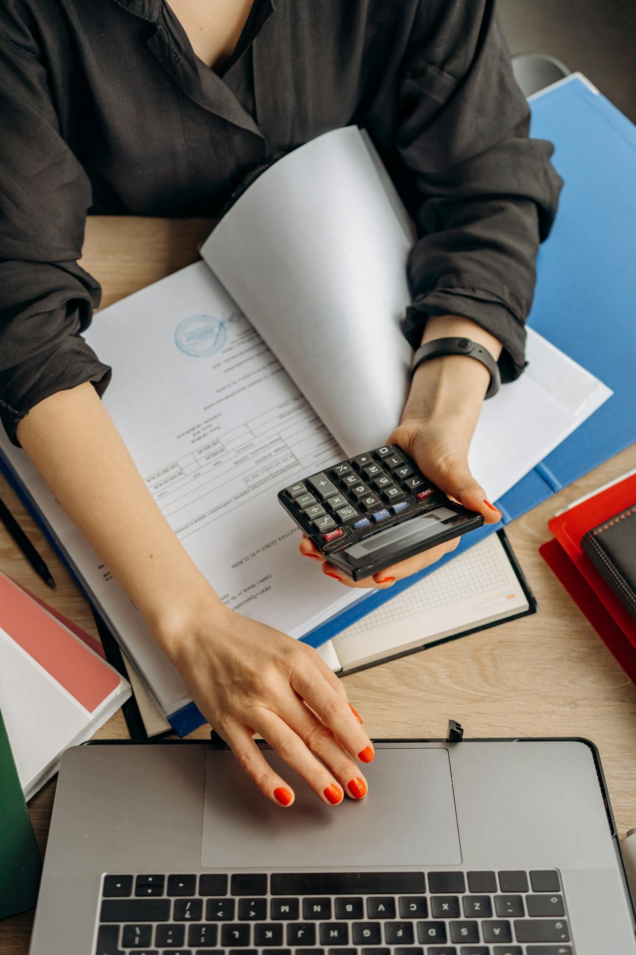 Budget voor verduurzamen bepalen met rekenmachine en laptop