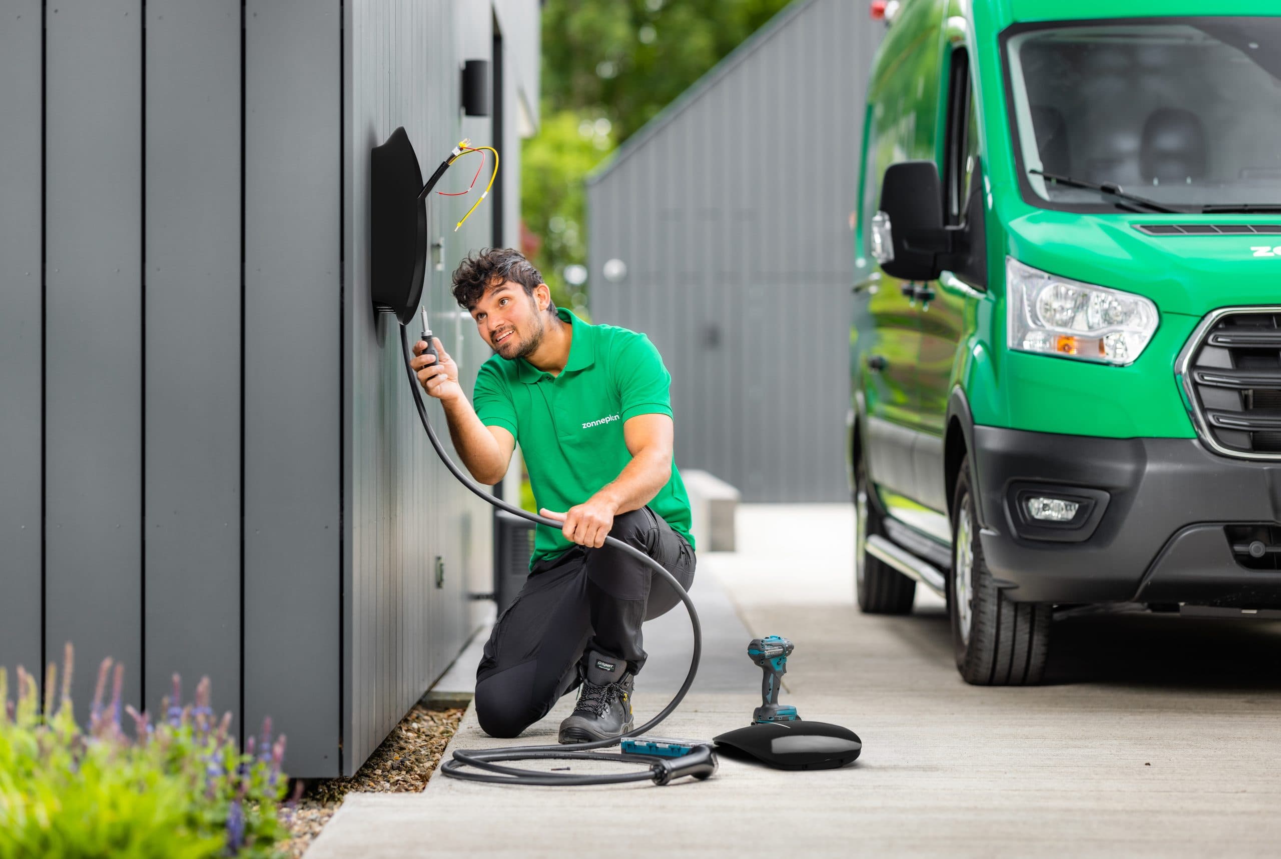 Zonneplan monteur installeert Charge 2 laadpaal