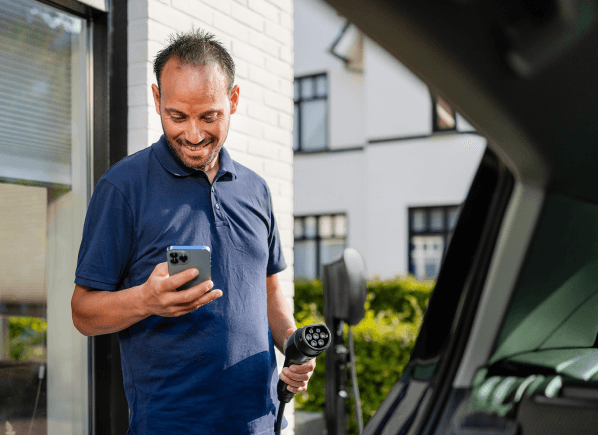 Man met Charge2 laadkabel in zijn hand