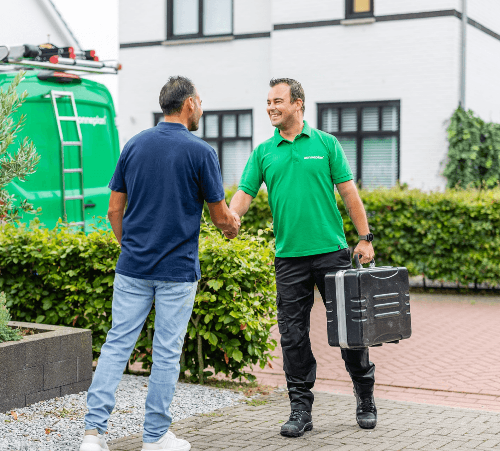 Monteur laat tevreden klant achter